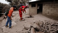 Tim SAR memeriksa area yang terkena dampak letusan gunung di Escuintla, Guatemala. Reuters/Luis Echeverria.