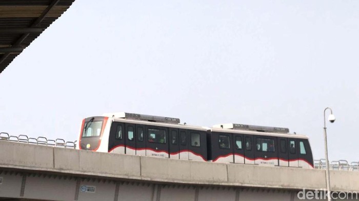 Skytrain Bandara Soeta Siap Bantu Pemudik 

Calon penumpang menaiki skytrain di Bandara Soekarno Hatta, Tanggerang, Banten, Selasa (5/6/2018). Dalam menyambut arus mudik tahun ini, Skytrain siap melayani para pemudik untuk berpindah dari terminal 1,2 dan 3. Grandyos Zafna/detikcom