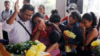 Keluarga tak kuasa menahan kesedihan. Reuters/Jose Cabezas.