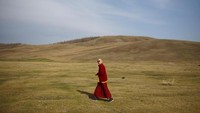 Foto: Biarawan muda bisa traveler jumpai di  Biara Marbayasgalant, Mongolia. Biara ini dibangun pada abad ke-18. (Thomas Peter/Reuters)