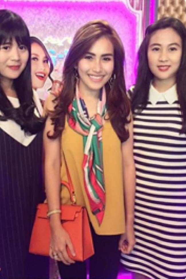 Penyanyi Ayu Ting Ting yang memiliki banyak haters juga dituding membawa tas KW saat berpose membawa tas Hermes Kelly berwarna oranye yang harganya mencapai US$ 24.500 atau sekitar Rp 340 juta. Kok kaya palsu kalo dia yg pakek,” tulis akun ek****sya. Foto: Instagram