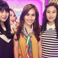 Penyanyi Ayu Ting Ting yang memiliki banyak haters juga dituding membawa tas KW saat berpose membawa tas Hermes Kelly berwarna oranye yang harganya mencapai US$ 24.500 atau sekitar Rp 340 juta. Kok kaya palsu kalo dia yg pakek,” tulis akun ek****sya. Foto: Instagram