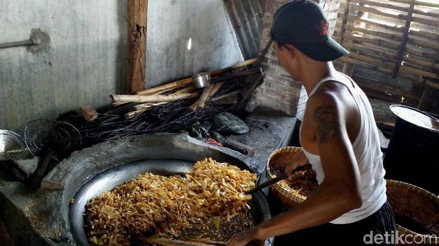 Banjir Pesanan Jelang Lebaran, Omzet Kerupuk Rambak Capai Rp 250 Juta