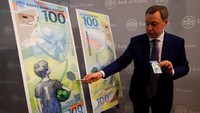 Sisi depan uang kertas itu menunjukkan bocah laki-laki yang bermimpi jadi pemain hebat seperti penjaga gawang Lev Yashin. REUTERS/Sergei Karpukhin.