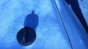 Bayangan penutup bensin seperti Batman. Foto: boredpanda