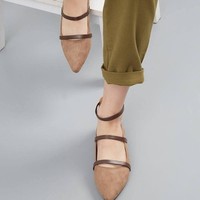 Ruwi Octo Flats KHAKI keluaran Berrybenka Label cocok dikenakan saat Lebaran dan silahturahmi keluarga. Desain dan warnanya memang sederhana namun tetap terlihat menarik. Item yang turun menjadi Rp 229 ribuan itu pun netral untuk dipadukan dan digunakan di berbagai kesempatan. Foto: Hijabenka