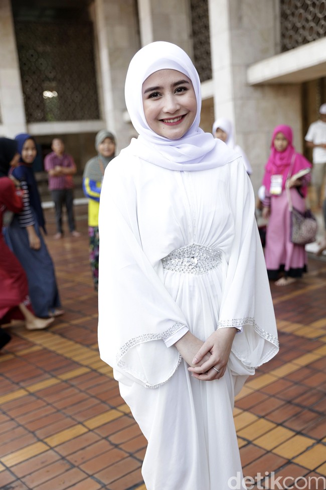 Itu bukan kali pertama Prilly pakai hijab. Di sebuah acara Ramadan, ia pernah tampil elegan mengenakan busana muslim serba putih. Foto: Palevi S/detikHOT