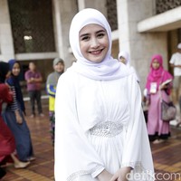Itu bukan kali pertama Prilly pakai hijab. Di sebuah acara Ramadan, ia pernah tampil elegan mengenakan busana muslim serba putih. Foto: Palevi S/detikHOT