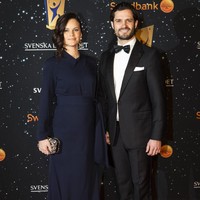 Putri Sofia tampil modest di karpet merah. Kali ini, perutnya yang kala itu tengah mengandung anak kedua terlihat di balik gaun biru ketatnya. Setelan klasik tuksedo tetap menjadi andalan Pangeran dalam acara formal. Foto: Dok. Getty Images