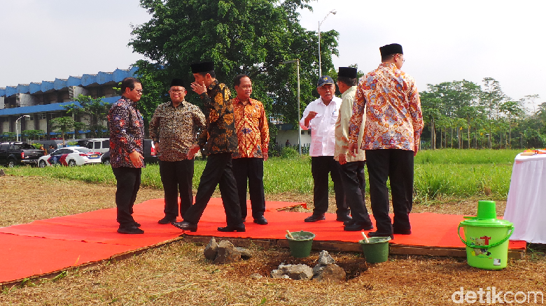 Jokowi Kaget Luas Lahan Kampus UIII 142 Hektare Jokowi Kaget Luas Lahan Kampus UIII 142 Hektare