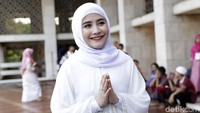 Senyum manis Prilly saat berpose di depan kamera. Pool/Palevi S/detikFoto.