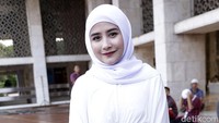 Ia tampil dengan hijab dan kaftan putih. Pool/Palevi S/detikFoto.