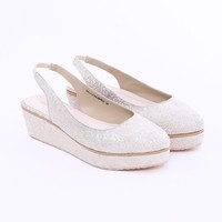 Sepatu berikut juga manis untuk dipakai di hari Lebaran dan silahturahmi keluarga. Rara Jacquard Cream dari brand Delicioushoes berikut diskon menjadi Rp 245 ribu dari Rp 285 ribu. Foto: Hijup   