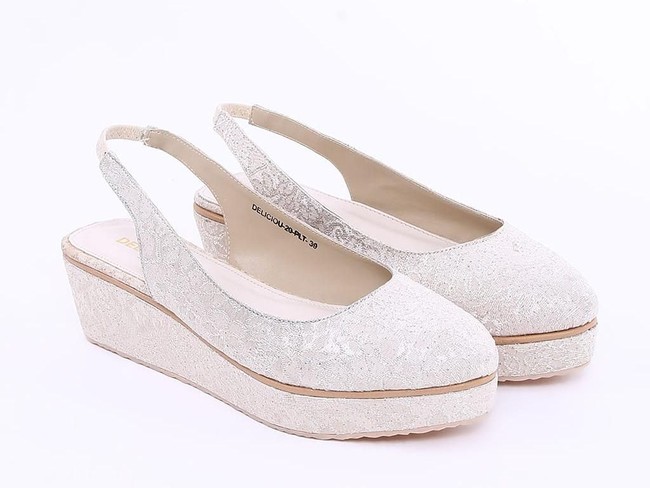 Sepatu berikut juga manis untuk dipakai di hari Lebaran dan silahturahmi keluarga. Rara Jacquard Cream dari brand Delicioushoes berikut diskon menjadi Rp 245 ribu dari Rp 285 ribu. Foto: Hijup   