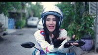 Via Vallen saat naik motor, pakai helm dan sarung tangan. Foto: Instagram/viavallen