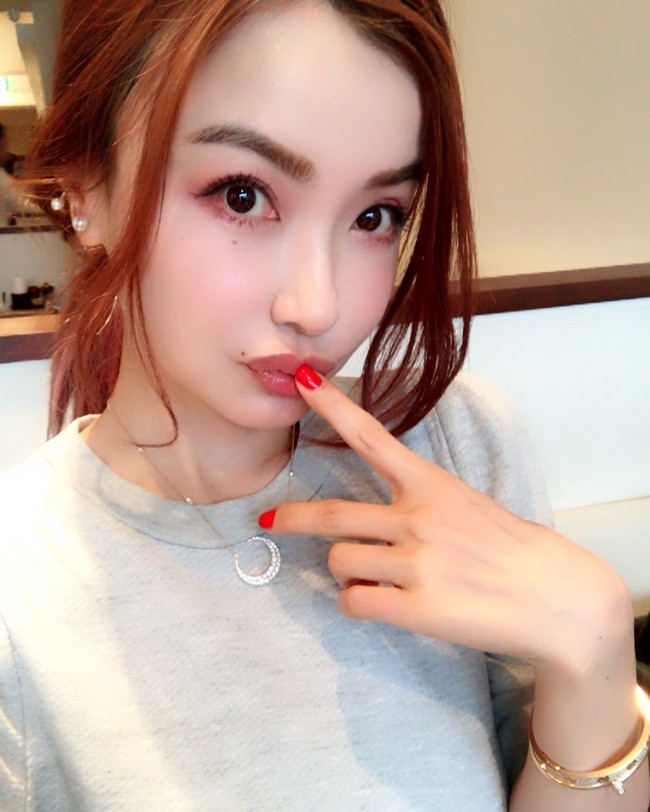 Tak ada yang menyangka bahwa usianya telah menginjak usia 47. Netizen di Instagramnya menyebut bahwa Risa bahkan masih cocok dengan pakaian seragam sekolah.  Foto: Instagram