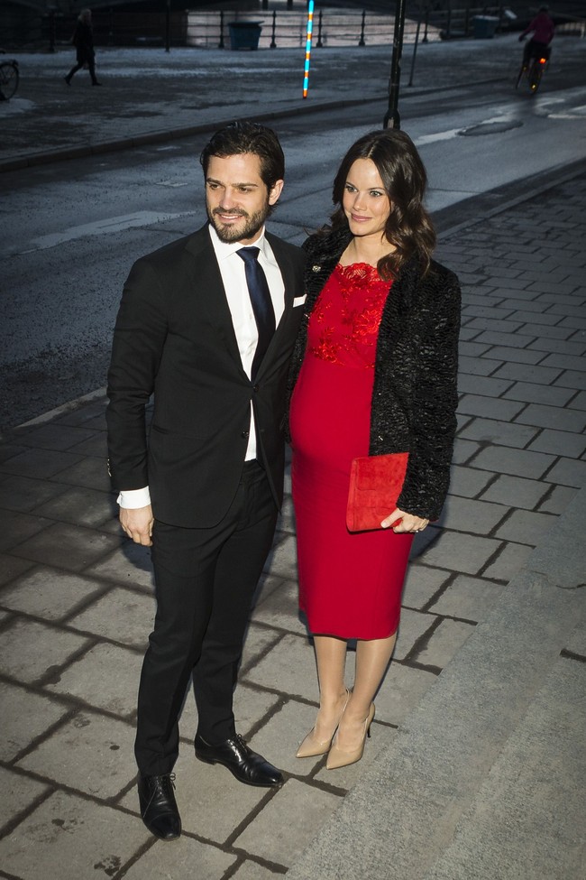 Gaya hamil Putri Sofia yang sangat anggun, namun memikat dengan pilihan warna merah terang. Foto: Dok. Getty Images