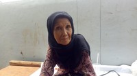 Video seorang pencuri ditangkap di Lapangan Banteng, Jakarta Pusat beredar di media sosial. Di video itu, terlihat ada seorang nenek yang memaafkan pencuri itu dan meminta warga tidak memukuli. Inilah nenek tersebut.