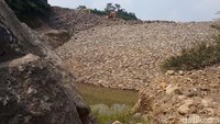 Pihak Pemprov sendiri, menurutnya sudah menjanjikan pembebasan lahan genangan secepatnya. Bulan Juni mereka mengaku sanggup menyelesaikan sengketa dengan cara konsinyasi di pengadilan. Karena, dari tanah 34,98 hektar yang belum bebas, sudah disiapkan anggaranya sebesar Rp 58 miliar.