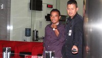 Tasdi dikawal petugas di gedung KPK, Jakarta untuk diperiksa terkait dugaan suap yang menjeratnya. Antara Foto/Reno Esnir.