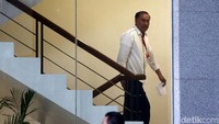 Anggota Komisi II Markus Nari berjalan menuju ruang pemeriksaan.