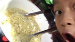 Menggemaskan! Gaya Azka Corbuzier Saat Minum Susu dan Melahap Mie Instan!