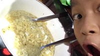 Best food ever, tulis pemilik nama lengkap Azkanio Nikola Corbuzier ini. Mie instan dengan campuran telur dan sedikit kuah benar-benar kelihatan menggoda! Foto: Instagram: @azkacorbuzier