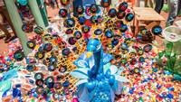 Proyek ini membutuhkan lebih kurang 3 ton sampah plastik yang dikumpulkan Dambo bersama para pengumpul sampah dengan bantuan anak-anak, lebih dari 700 siswa sekolah, sebuah panti asuhan, panti jompo, dan lebih dari 100 sukarelawan. Sampah-sampah plastik itu disulap menjadi sebuah hutan plastik warna-warni seluas 500 m2 yang dipenuhi ribuan bunga, pohon dan hewan. Istimewa/Boredpanda.