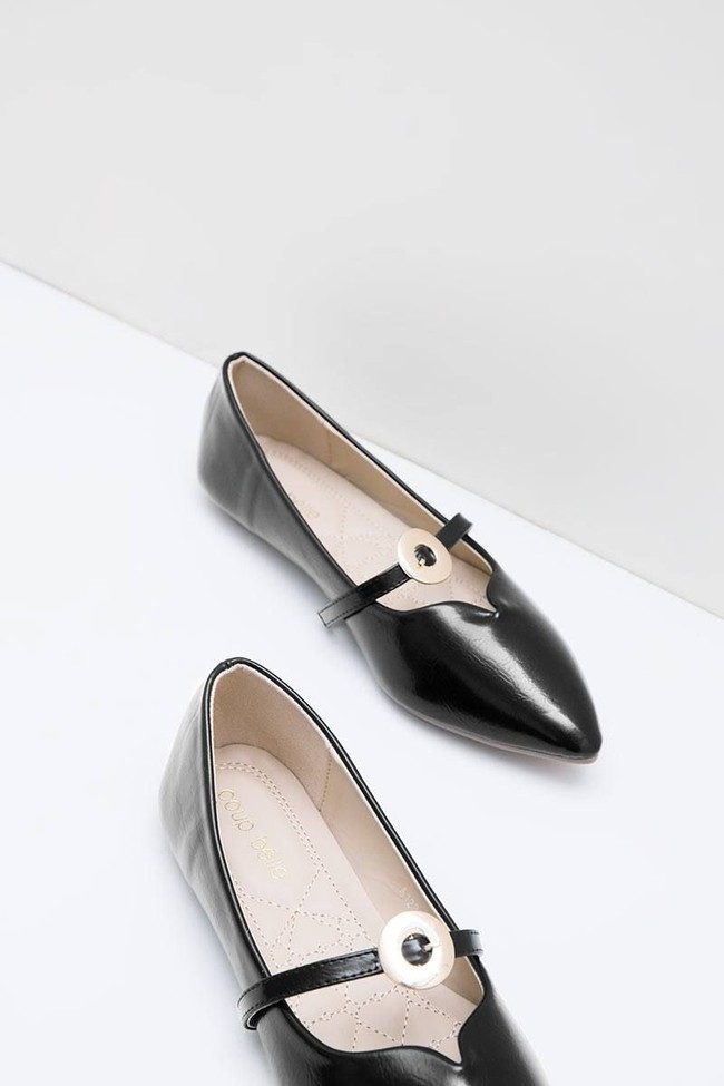 Jika lebih suka sepatu simpel dan bisa dipakai lagi ke berbagai kesempatan, Aska Octo Flats BLACK ini dapat dipilih. Sepatu dari brand Coup Belle tersebut kini bisa dimiliki dengan Rp 219 ribuan dari harga awal Rp 269 ribuan. Foto: Hijabenka
