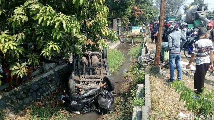 Mobil Terjun ke Sungai Usai Tabrak 2 Kendaraan, 1 Biker Tewas