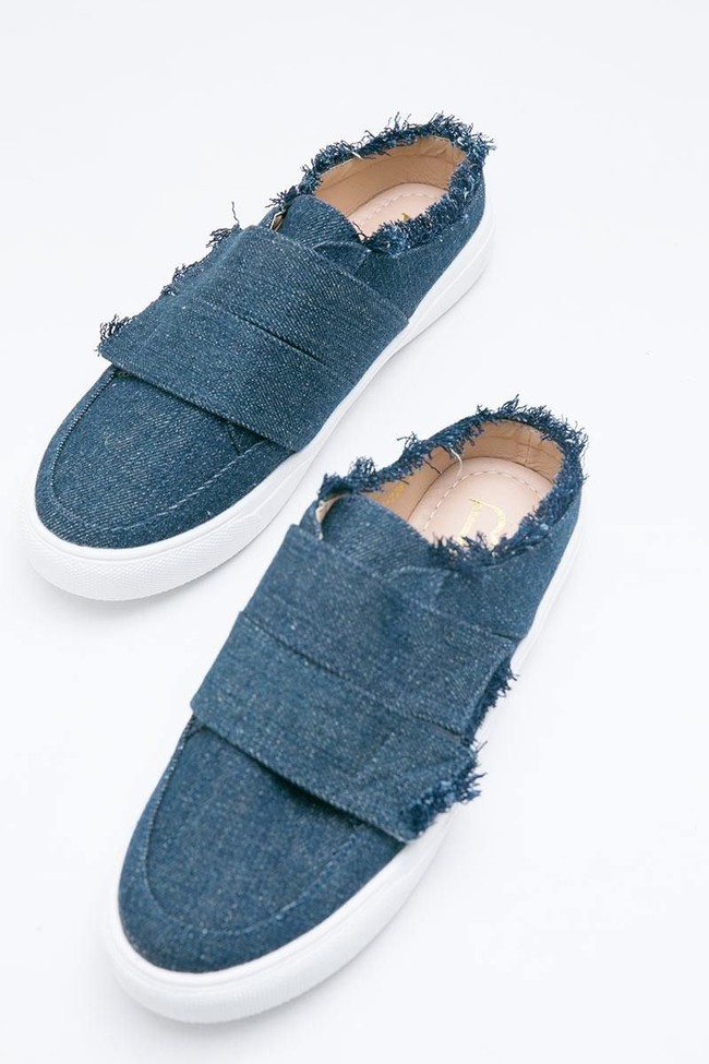 Sepatu yang lebih kasual juga banyak didiskon. Salah satunya slip on warna denim ini yang tampil unik dengan aksen frayed. Tiva Decha Slip Ons dark blue dari Berrybenka Label tersebut turun menjadi Rp 229 ribuan. Foto: Berrybenka