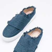 Sepatu yang lebih kasual juga banyak didiskon. Salah satunya slip on warna denim ini yang tampil unik dengan aksen frayed. Tiva Decha Slip Ons dark blue dari Berrybenka Label tersebut turun menjadi Rp 229 ribuan. Foto: Berrybenka