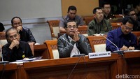 Usulan itu disampaikan Prasetyo dalam rapat kerja (raker) antara Kejagung dengan Komisi III DPR. Raker dipimpin oleh Wakil Ketua Komisi III Desmond J Maheda.