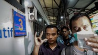 Tasdi sempat membuat tanda salam metal sebelum masuk kereta. Foto: ANTARA FOTO