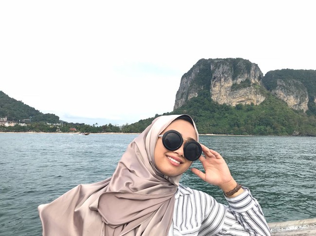 Tampaknya, Nurul menyukai warna-warna cerah dan motif floral. Terlihat dari beberapa tampilannya mengenakan busana berwarna merah muda dan ungu. Nama blog-nya pun mengambil tema wine red scarf. Foto: Instagram Nurul Shamsul