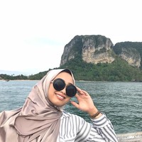 Tampaknya, Nurul menyukai warna-warna cerah dan motif floral. Terlihat dari beberapa tampilannya mengenakan busana berwarna merah muda dan ungu. Nama blog-nya pun mengambil tema wine red scarf. Foto: Instagram Nurul Shamsul