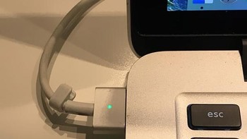 Bayangan dari laptop dan kabel syang berbentuk unik. Foto: boredpanda