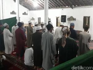 Tarawih 8 Jam, 30 Juz dalam Semalam