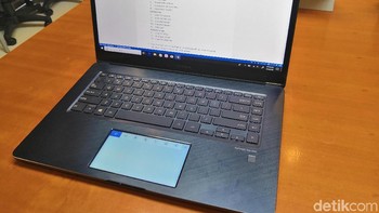 Ada beberapa mode screenpad yang ditawarkan oleh ZenBook Pro 15 seri UX580 ini. Model dual screen memungkinkan pengguna menggeser window ke bawah untuk ditampilkan di screenpad. (Foto: detIkINET/Muhamad Reza Sulaiman)