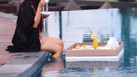 Duh, manisnya senyuman Sibad ketika menikmati secangkir kopi hangat ditemani dengan pemandangan Bali yang indah.  Foto: Instagram @sitibadriahh