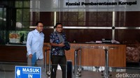 Teguh Juwarno keluar gedung KPK.