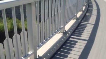 Bayangan pagar membentuk wujud piano. Foto: boredpanda