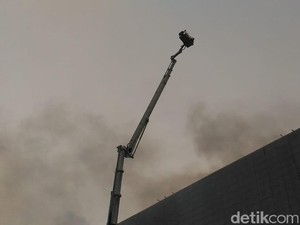 Bronto Skylift Dikerahkan untuk Padamkan Kebakaran di Area PRJ