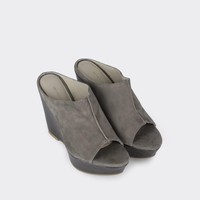 Bagaimana dengan opsi wedges? Pilihannya yang menarik disediakan situs Bobobobo. Amanda Slip On dari brand Winston Smith ini turun dari Rp 1,3 jutaan menjadi Rp 650 ribuan. Foto: Bobobobo