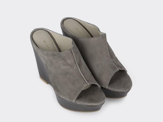 Bagaimana dengan opsi wedges? Pilihannya yang menarik disediakan situs Bobobobo. Amanda Slip On dari brand Winston Smith ini turun dari Rp 1,3 jutaan menjadi Rp 650 ribuan. Foto: Bobobobo