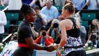 Pakaian itu dia kenakan sejak papa pertama saat mengalahkan Kristyna  Pliskova 7-6 (7-4), 6-4 pada Selasa (29/5/2018). (Foto: Pascal Rossignol/Reuters)