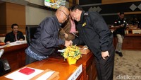 Tito Karnavian berjabat tangan dengan Desmond J Mahesa di sela-sela rapat.