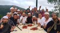 Pelantun lagu Tombo Ati ini terlihat sangat senang sekali berkumpul sambil makan duren dan rambutan bersama teman-temannya. Februari lalu ia menuliskan, 2 hari.....indah nya kebersamaan... Foto: Instagram opick_tomboati