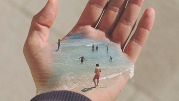 “Aku membuat ini dengan memadukan alam nyata dengan lingkungan surealis,” kata dia. Foto: Instagram