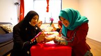 Belajar melukis henna. 